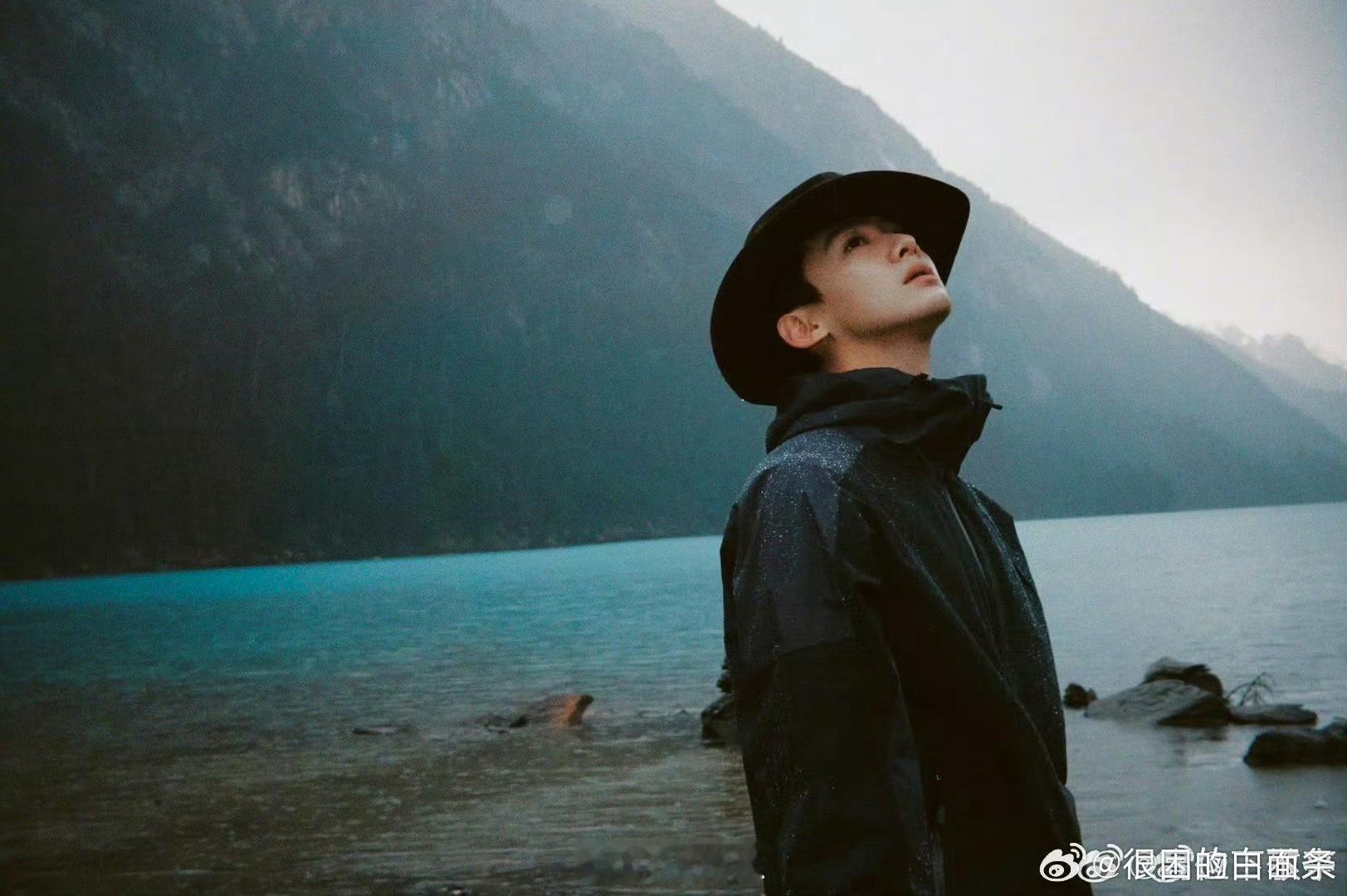 白敬亭抬头碰到音响开关了说白敬亭抬头碰到音响开关了真没错！《不眠日》这段视频我刷