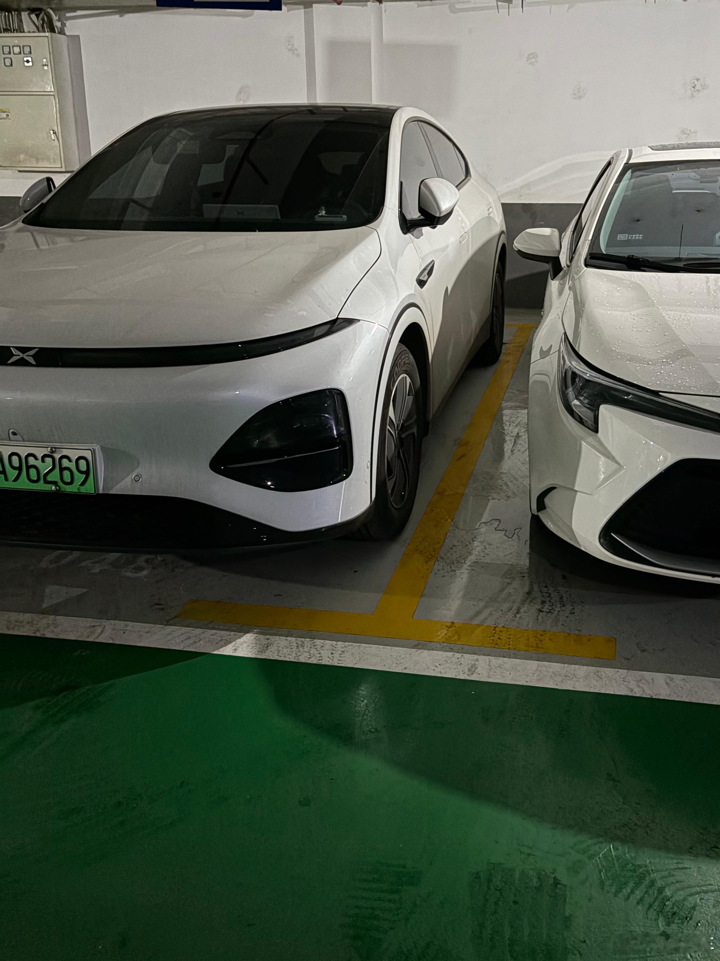 有些人开车水平差，不会倒车，能不能别买那么大的电车？老破小车位本来就窄，还踩线停