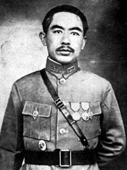1944年，被调离新疆的盛世才，带着50辆卡车的家当路过陕西宝鸡时，儿子看戏被打