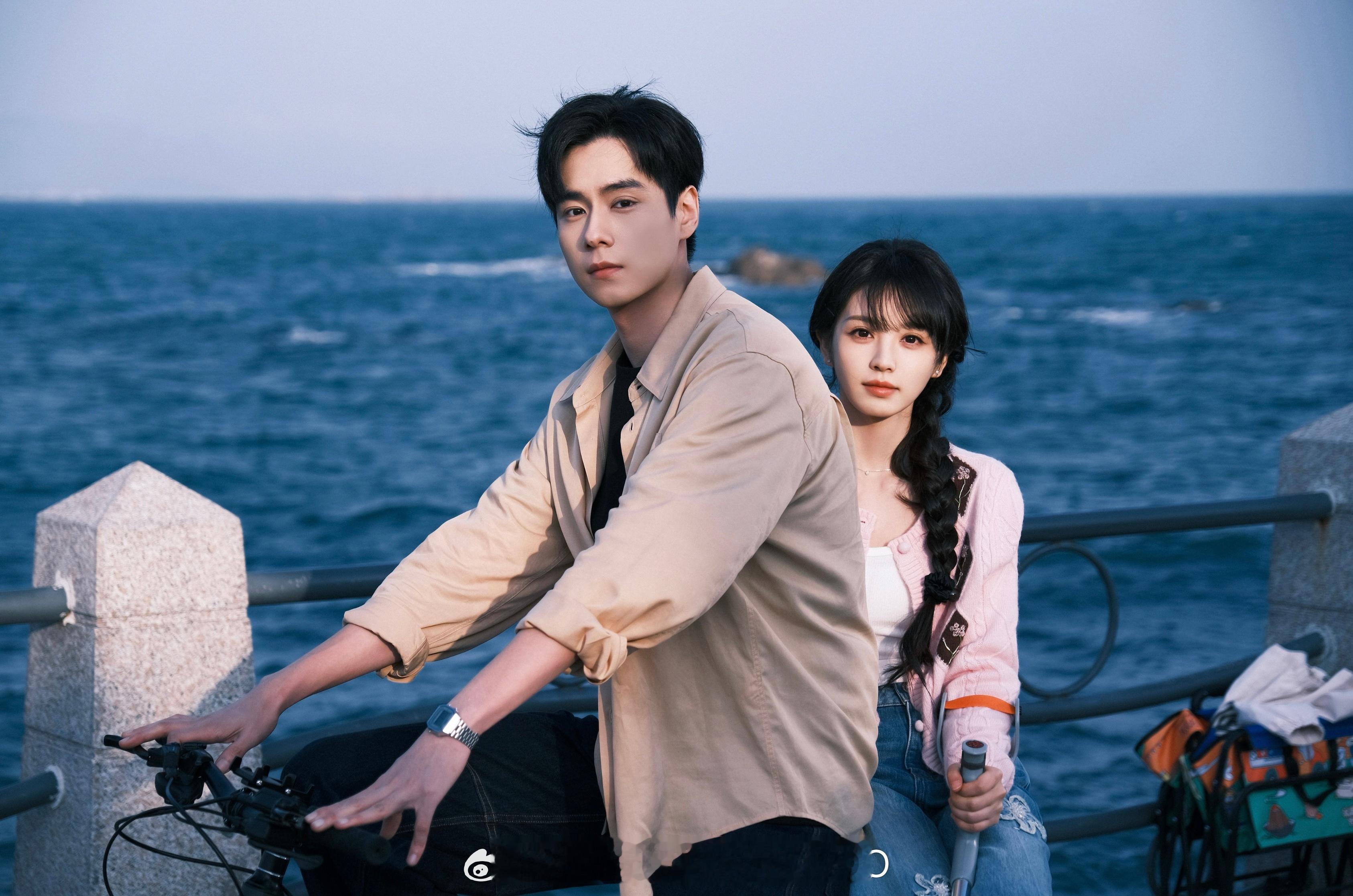 田曦薇胡一天《天才女友》杀青双人图，氛围感超好！！