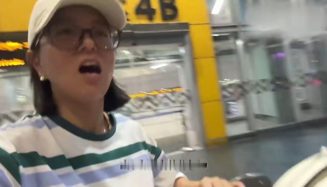 终于架不住网友们了！丹丹一个人出发去印度了。那天早上六点的登机口，她发了条朋友圈