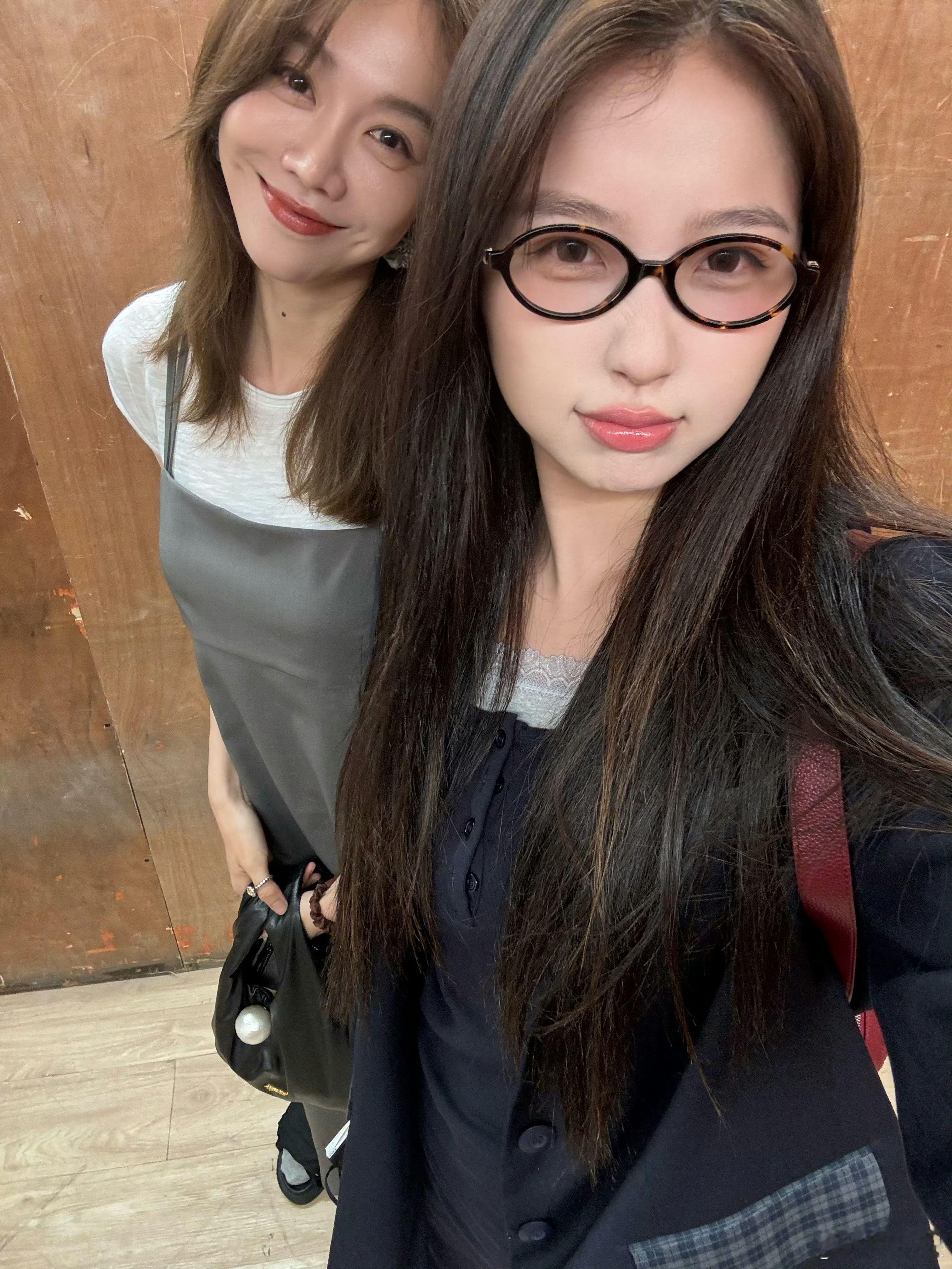 虞书欣去找姜妍姐姐玩了！我就说吧～她俩最好嗑！美女们就应该贴贴[害羞] ​​​