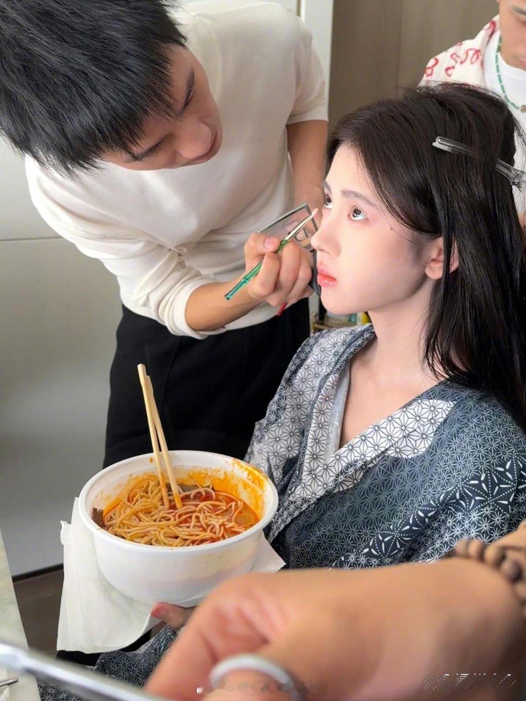看到鞠婧祎边化妆边吃面的照片，我怀疑她化完妆后碗里的面都没动过 