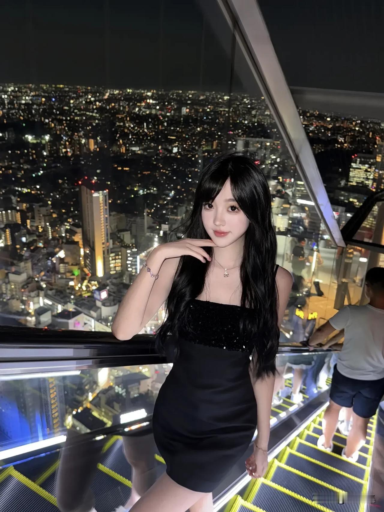 夜晚城市灯火璀璨，少女在摩天大楼顶楼自拍，黑裙闪耀，美不胜收！🌃✨👗📸