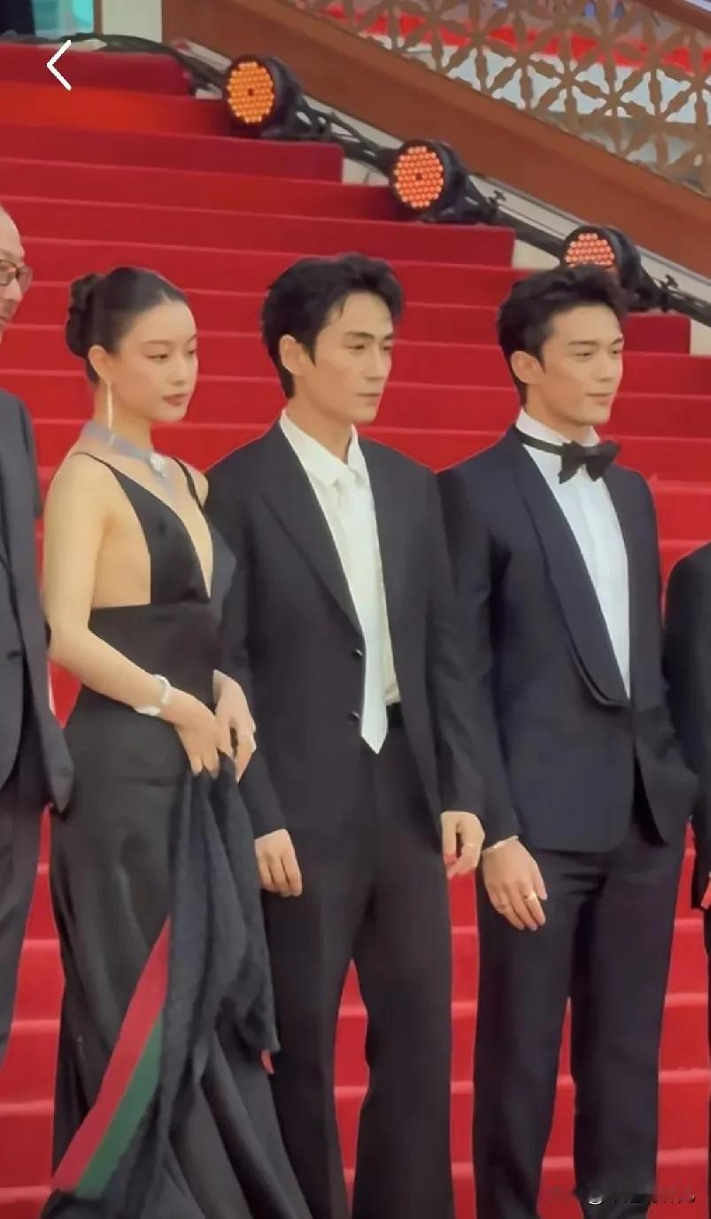 朱一龙有多高，
她身高官方数据是180，
可是倪妮和他站到一起一样高啊，
难道倪