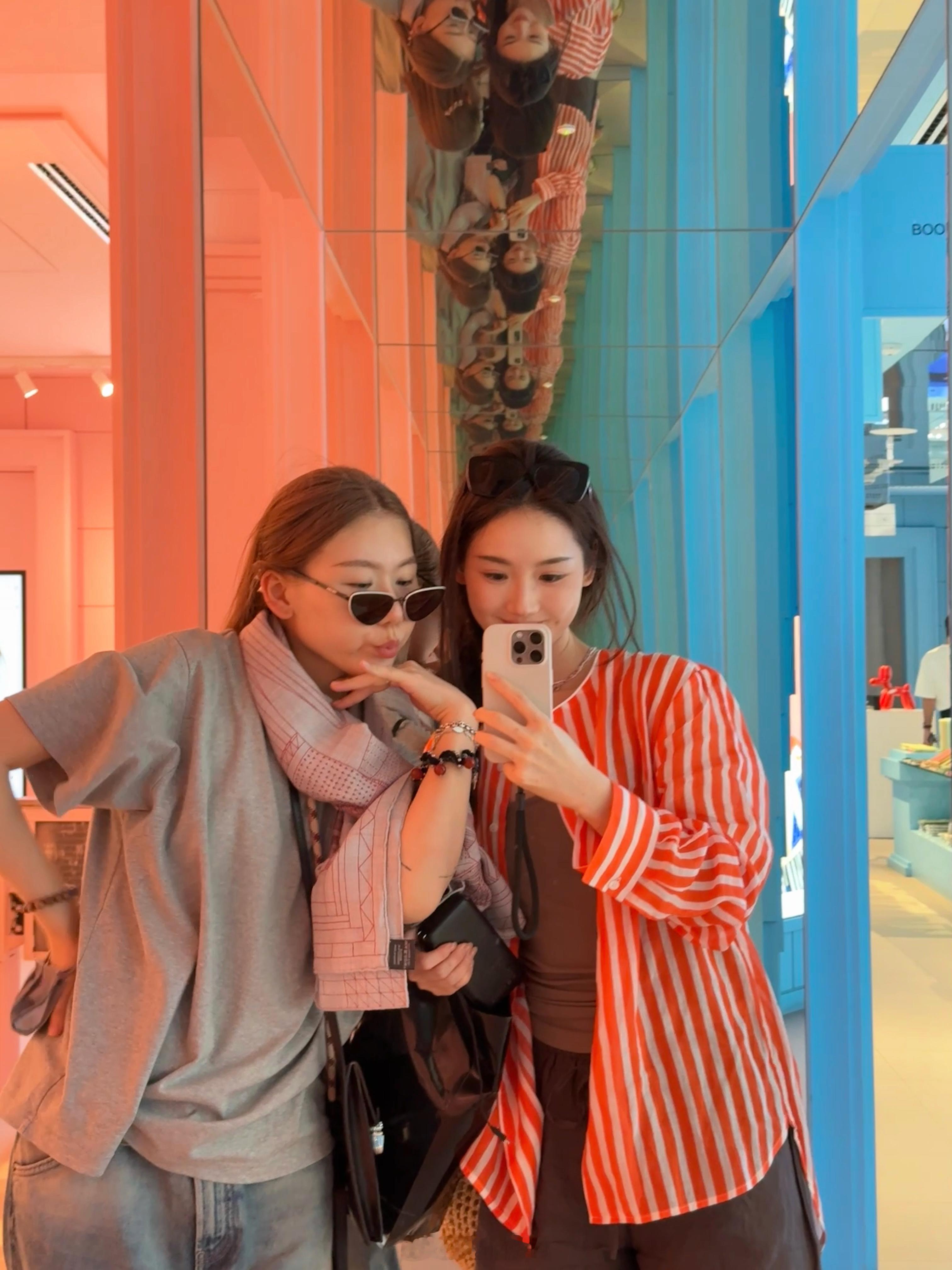 旅行青蛙发回照片！🧳🇪🇸西班牙的阳光和色彩真的太迷人！😚👭🏠🥩 ​