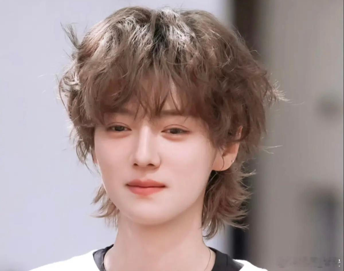 鹿晗好尊重本命年鹿晗，有心了！4月18日，歌手鹿晗突然冲上了热搜，让人没有想到的