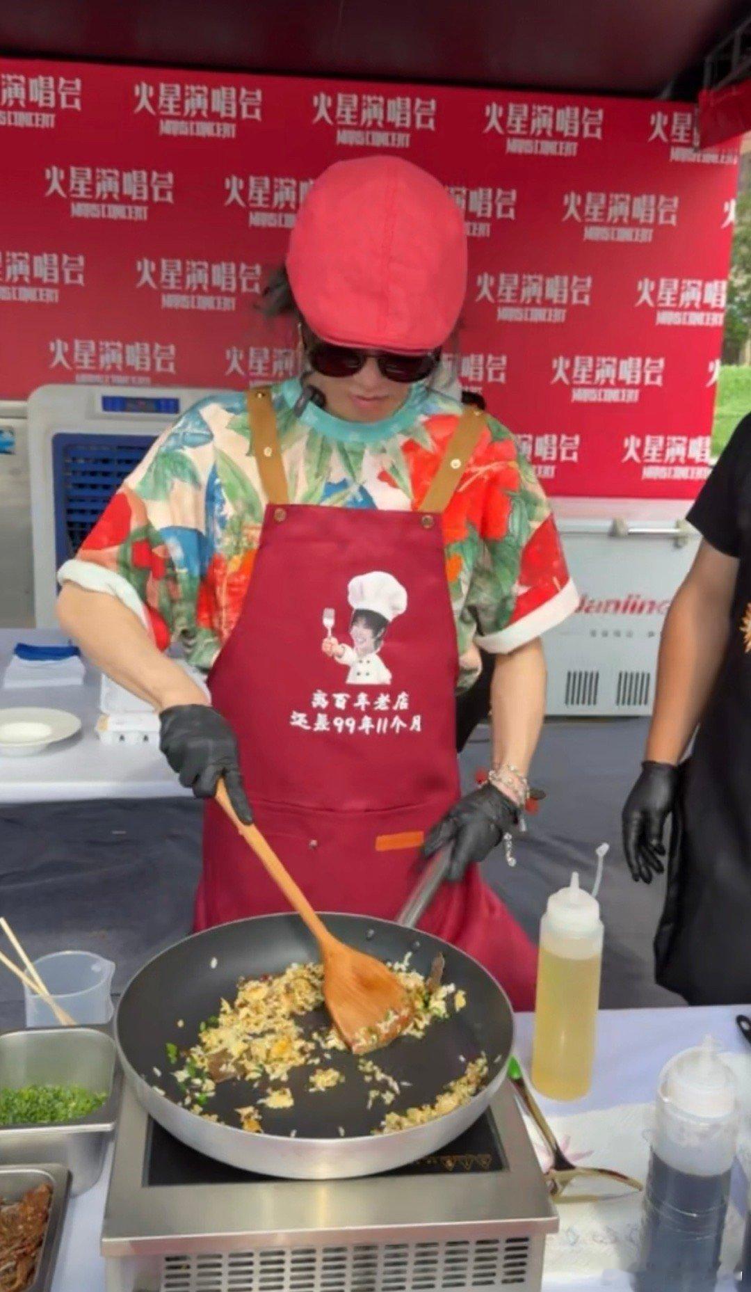 华晨宇离百年老店还差99年11个月 佛山直播乐园突袭啦~花花开启主厨体验卡，在线