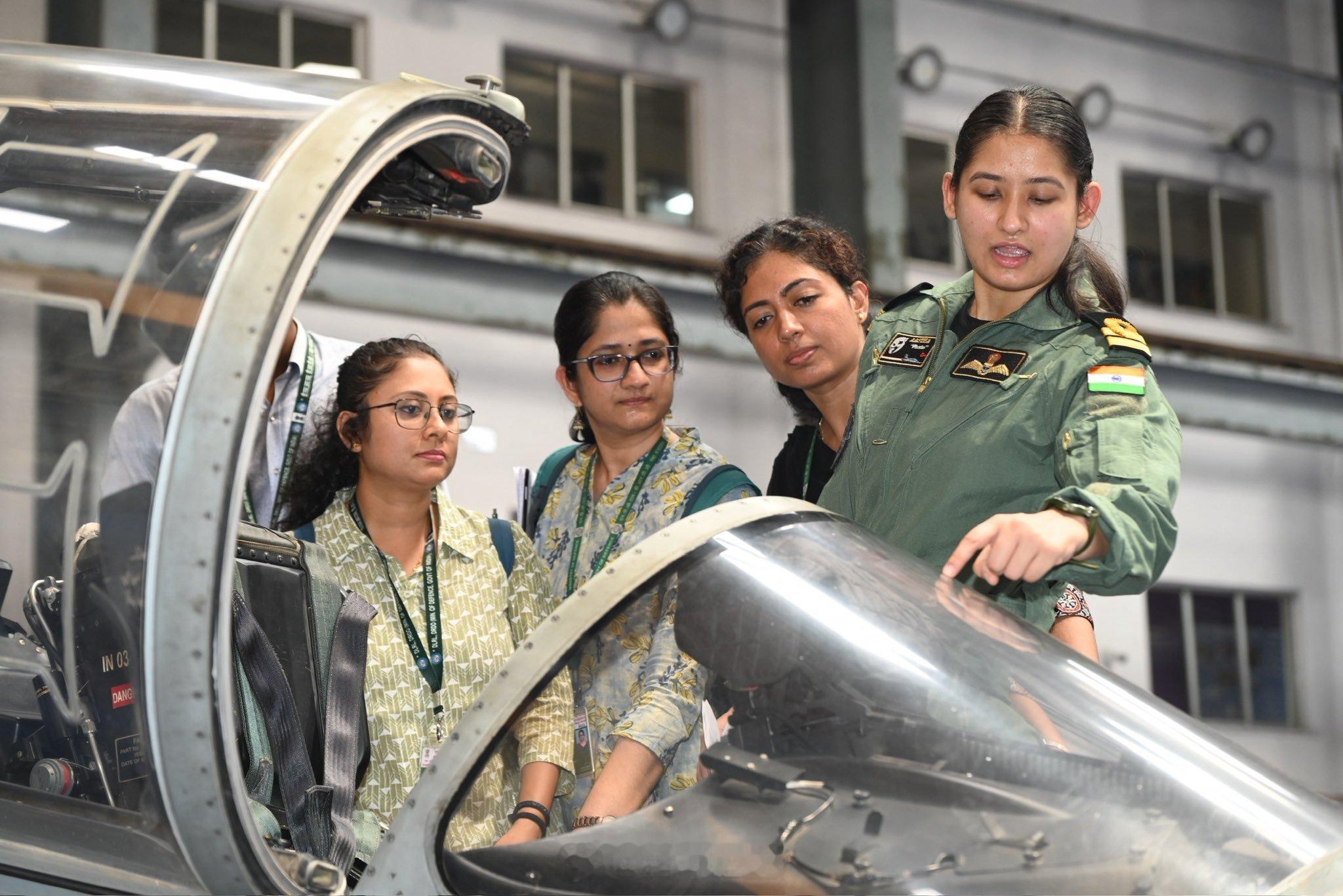 印度国防研究与发展组织（DRDO）科学家访问印度海军德加海军基地，共有40名DR