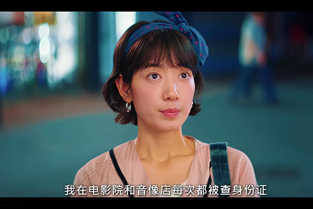 朴信惠的最新剧集，这回不演高中生了，改演高中毕业生，仍然人妻感十足。 