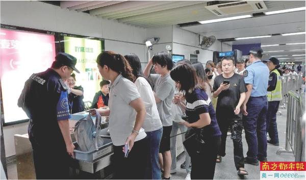 地铁安检新规落地 效率与安全如何平衡