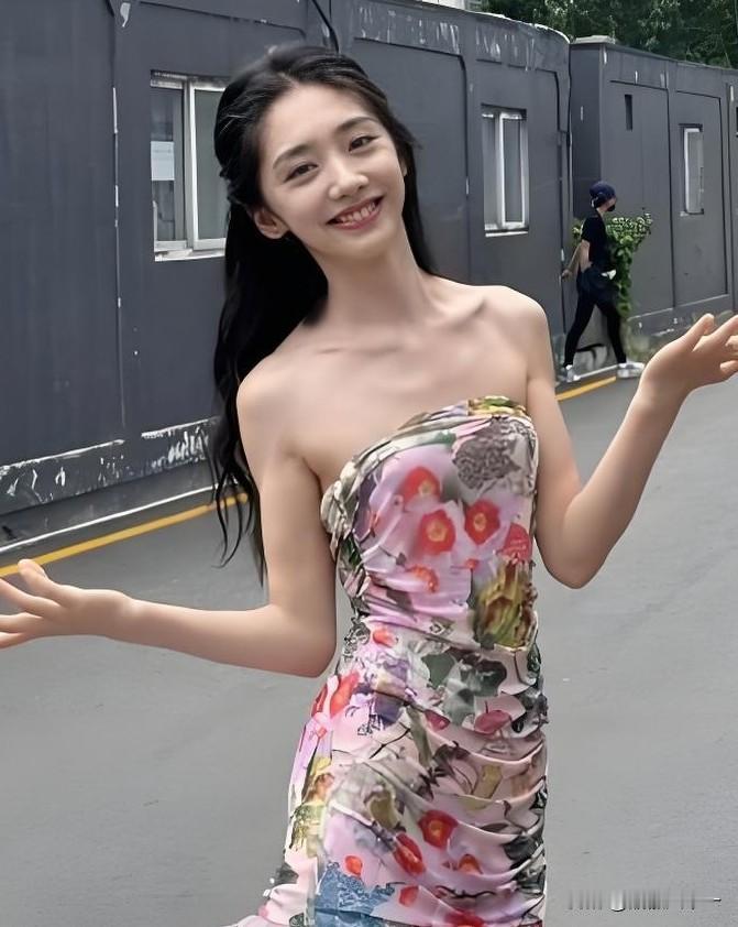 就演小芳这演员，

我说怎么看着这么眼熟呢，

他不就是在电视剧《淬火年代》里演
