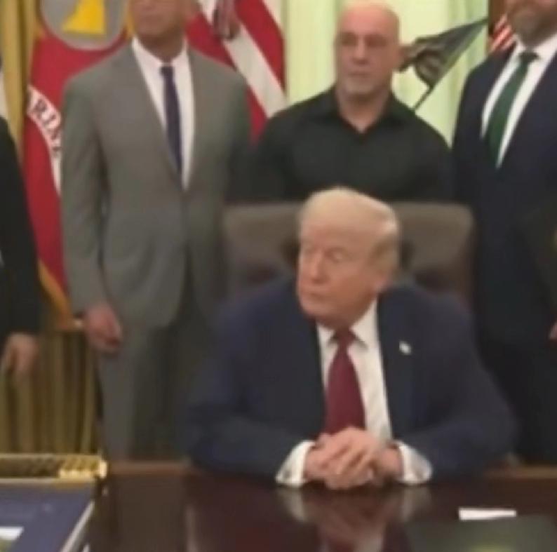 哪一壶不开提哪壶！记者问伊朗炮艇在霍尔木兹海峡向量收船开火，还没问完就被特朗普打