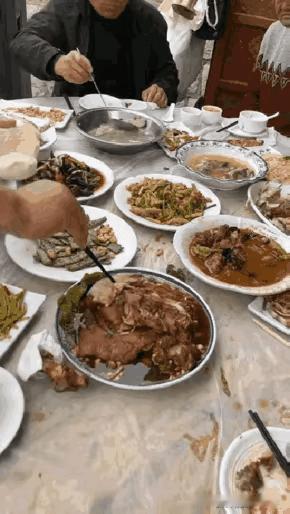 他这样大块夹肉，估计全桌人都不会有意见吧。