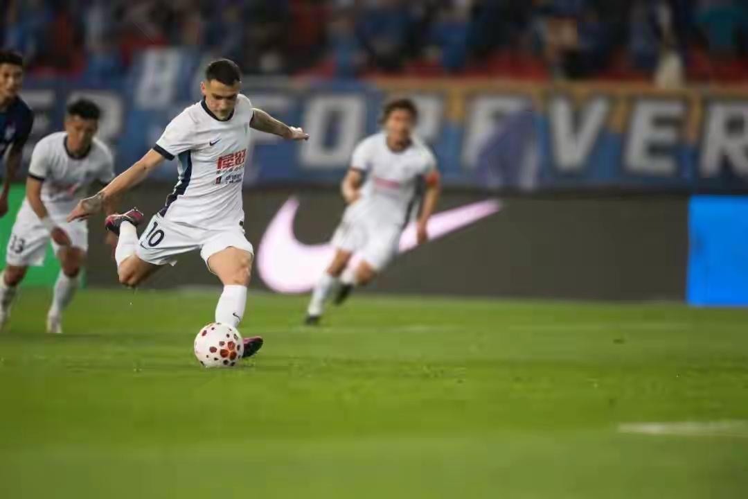 完成了股改，俱乐部稳定了，球员踢球也安心。大连英博踢得散，还得调整。