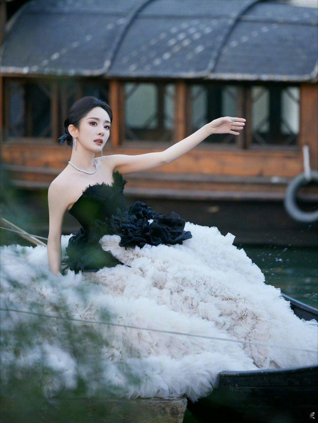 杨幂好适合大裙子啊 公主裙真的显的好女王[污][污][污]这套羽毛裙居然三十多斤