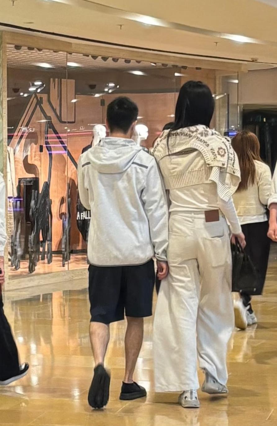 偶遇何猷君奚梦瑶合体逛街，小金土豆的生理性喜欢快写在脸上了，和老婆逛街挨得那么近