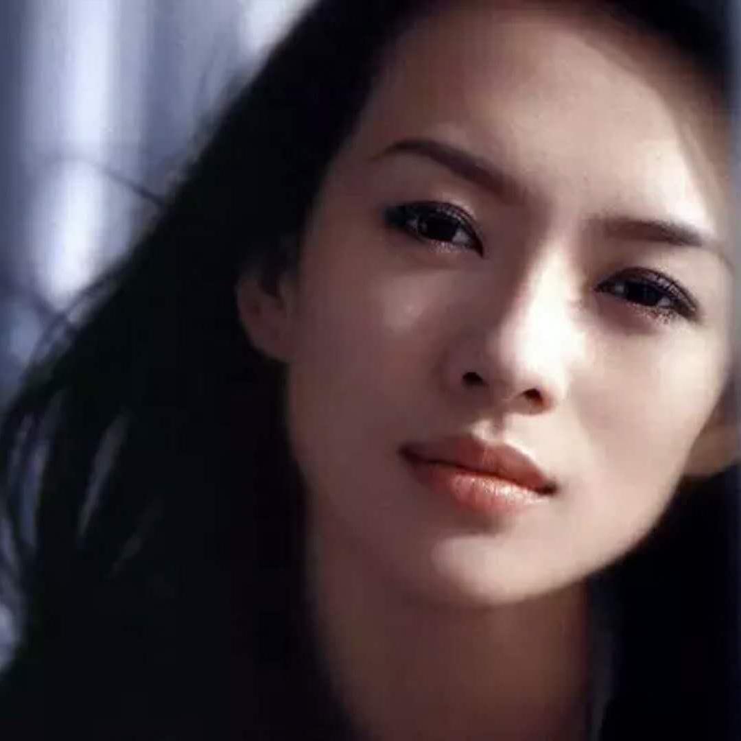 女演员，章子怡，标准北京人，她说，每次回国，我都像疯了一样，直奔面馆，吃一碗地道