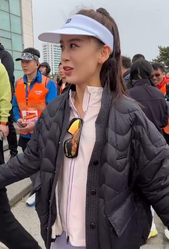 黄圣依说人生就是一场马拉松黄圣依满40减20 黄圣依亮相马拉松，蹦跳的模样青春逼