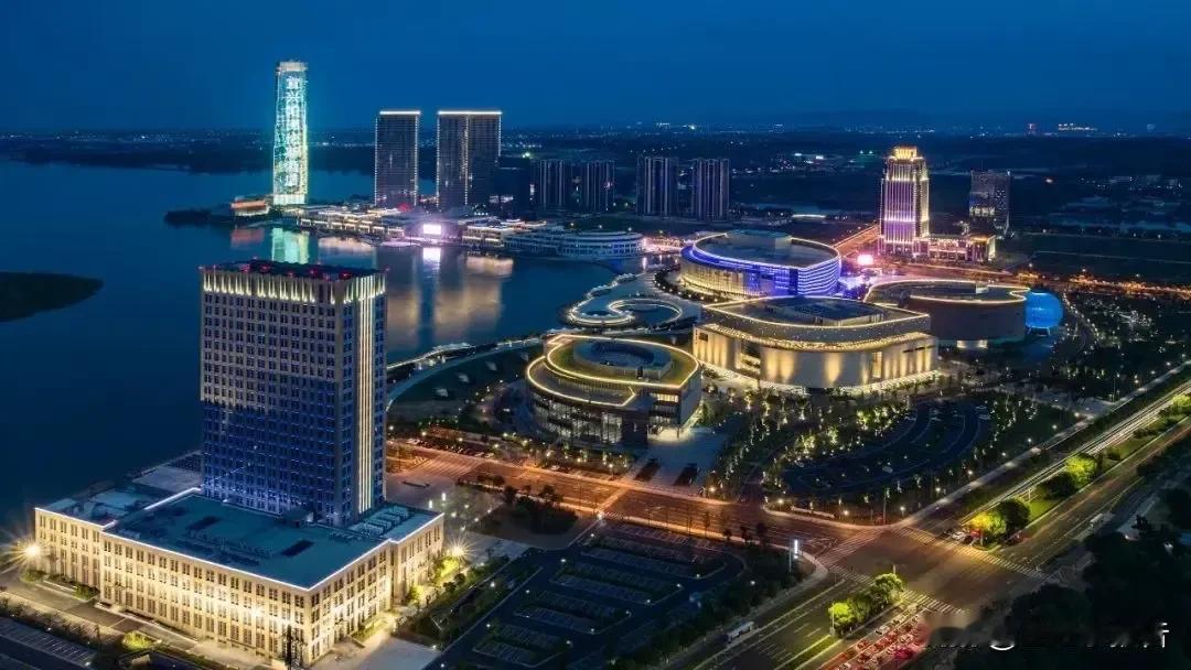 宜兴作为无锡代管的两个县级市之一，最近引人关注的消息就是市委一把手换帅，胡小坚市