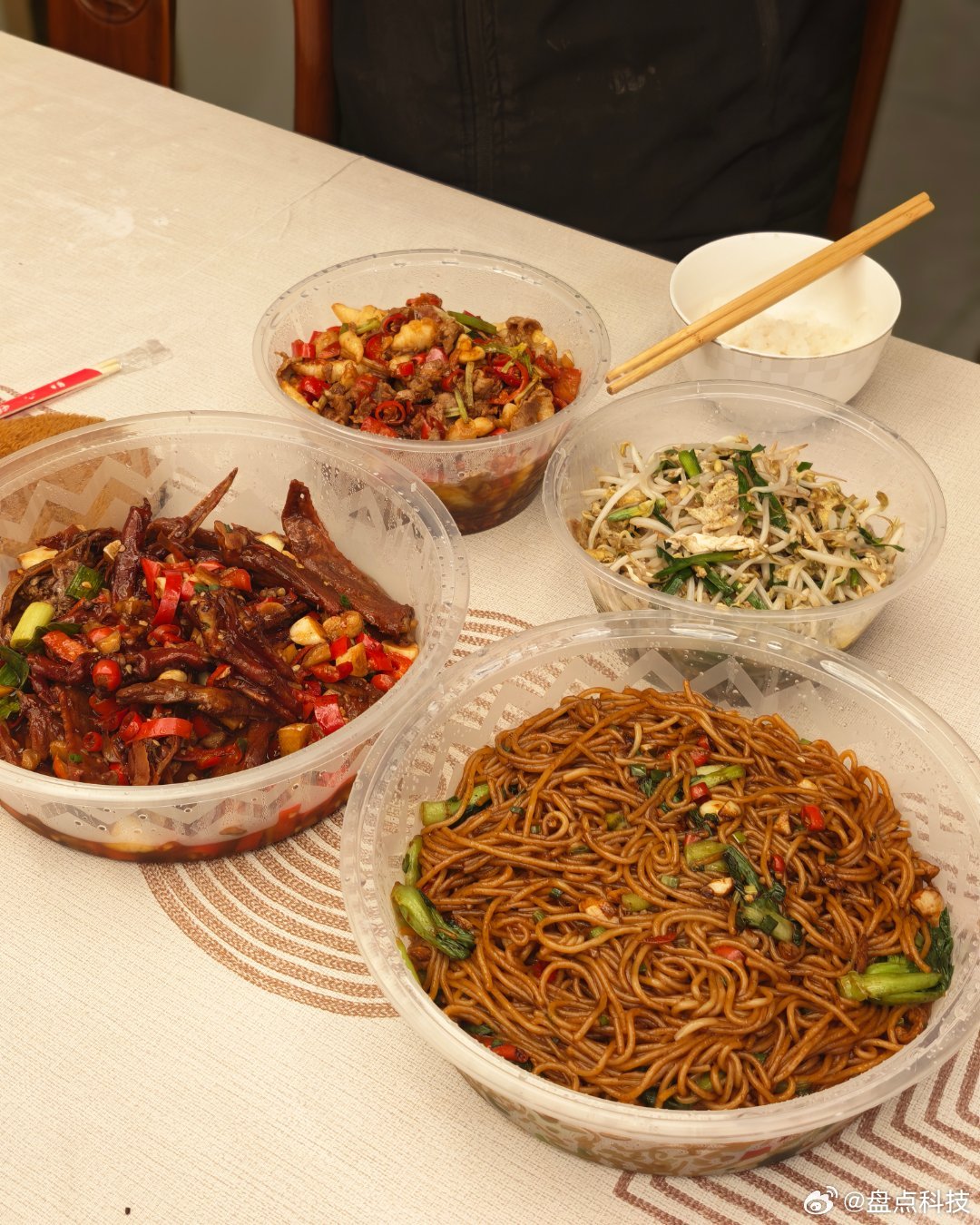 昨晚回来就吃了一顿地道的江西小炒和南昌炒粉论有一个江西开饭店的朋友的重要性！那叫