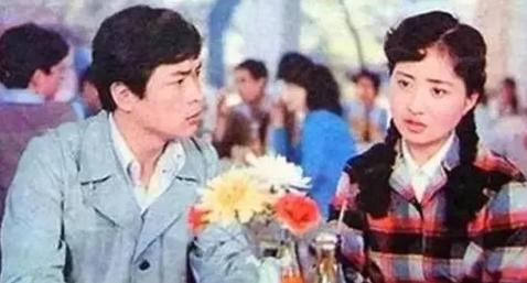 1982年，刘晓庆到南京演出时，遇到了在当地拍戏的迟志强，晚上喝了几杯酒后，刘晓