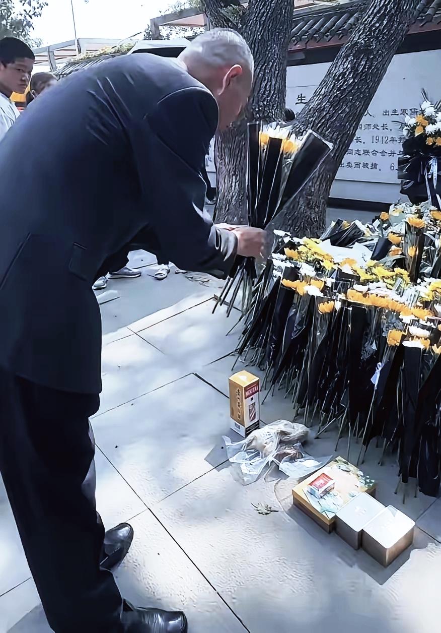 吴石将军的墓前
 
来了一位陌生的中年男人！
一盒中华烟，一瓶茅台，一束鲜花，外