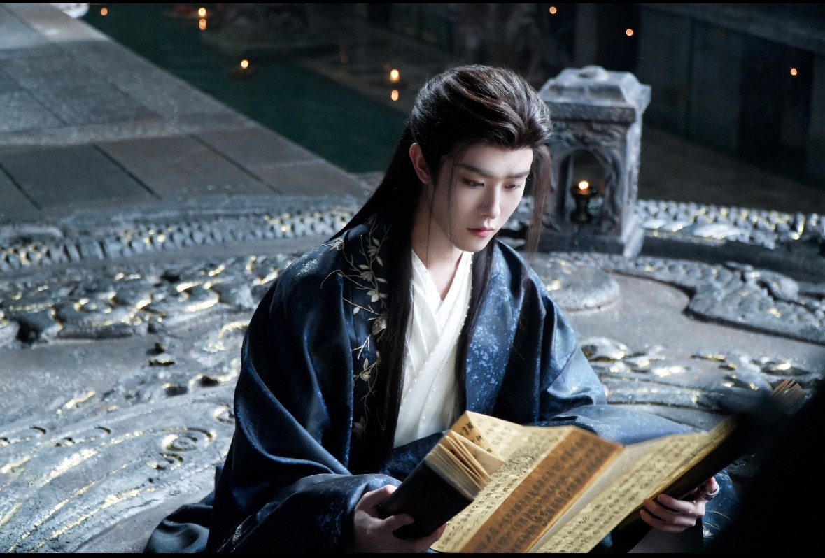 田嘉瑞三米路透正片来了田嘉瑞好会演，把寄灵少年初遇心动的青涩感，龙神气场沉敛，威