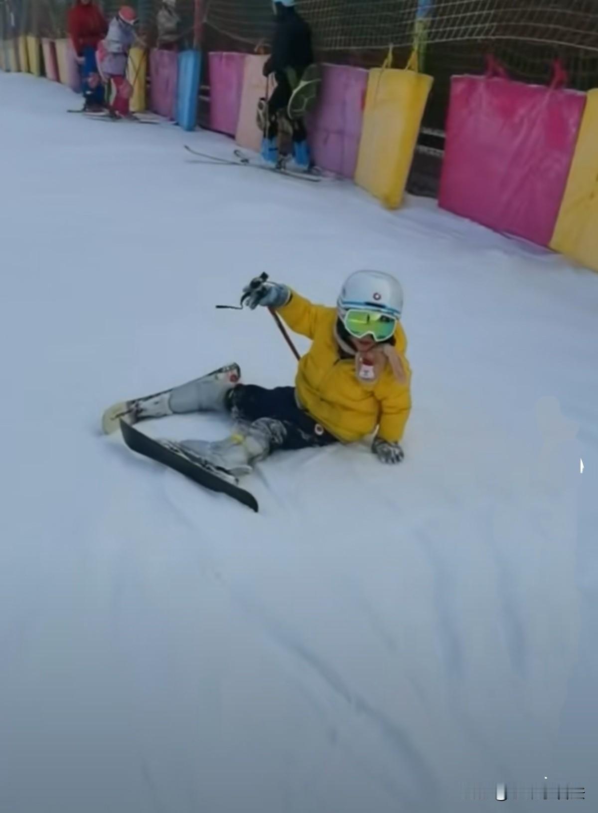 陕西西安，女子带女儿、侄子侄女去滑雪，13岁侄女被一成年男子绊倒受伤，脾破裂不幸