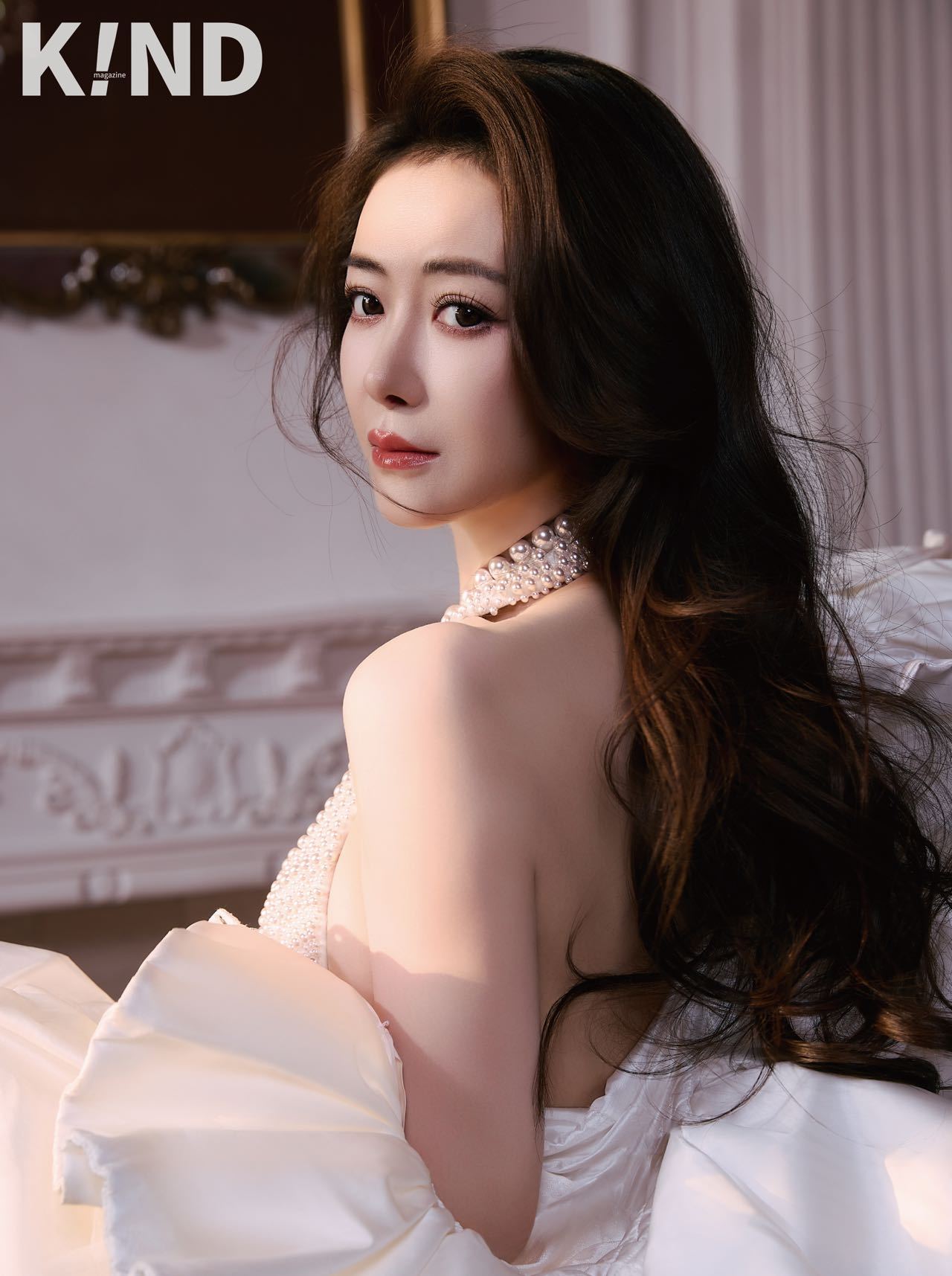 陈紫函红玫瑰与白玫瑰谁懂啊！陈紫函这组杂志大片真的杀疯了！白裙是岁月不败的温柔，