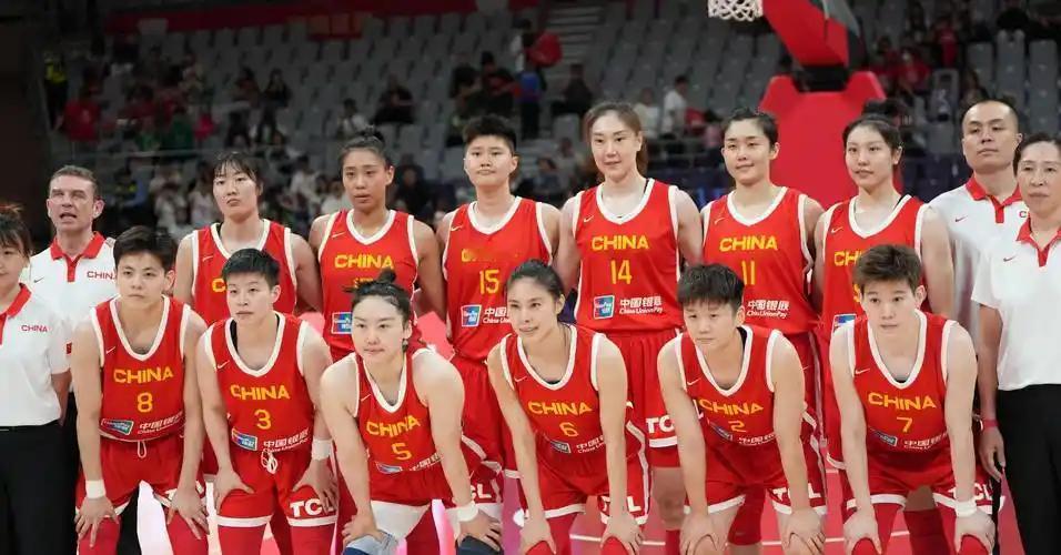 16次交手，16次全败！中国女篮在世界杯首战惨负美国33分。但这球真不能怪姑娘们