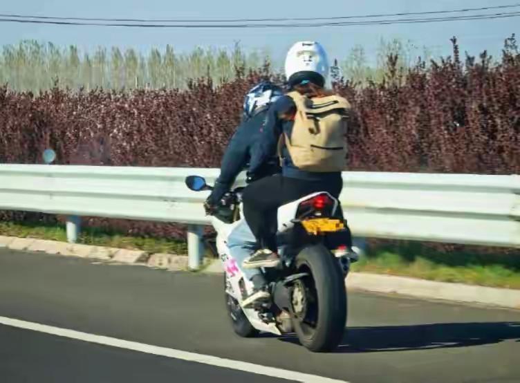 🛵 长途摩旅别用劳保鞋凑合！专业骑行鞋在脚踝、脚跟等关键部位嵌入抗冲击硬壳，能