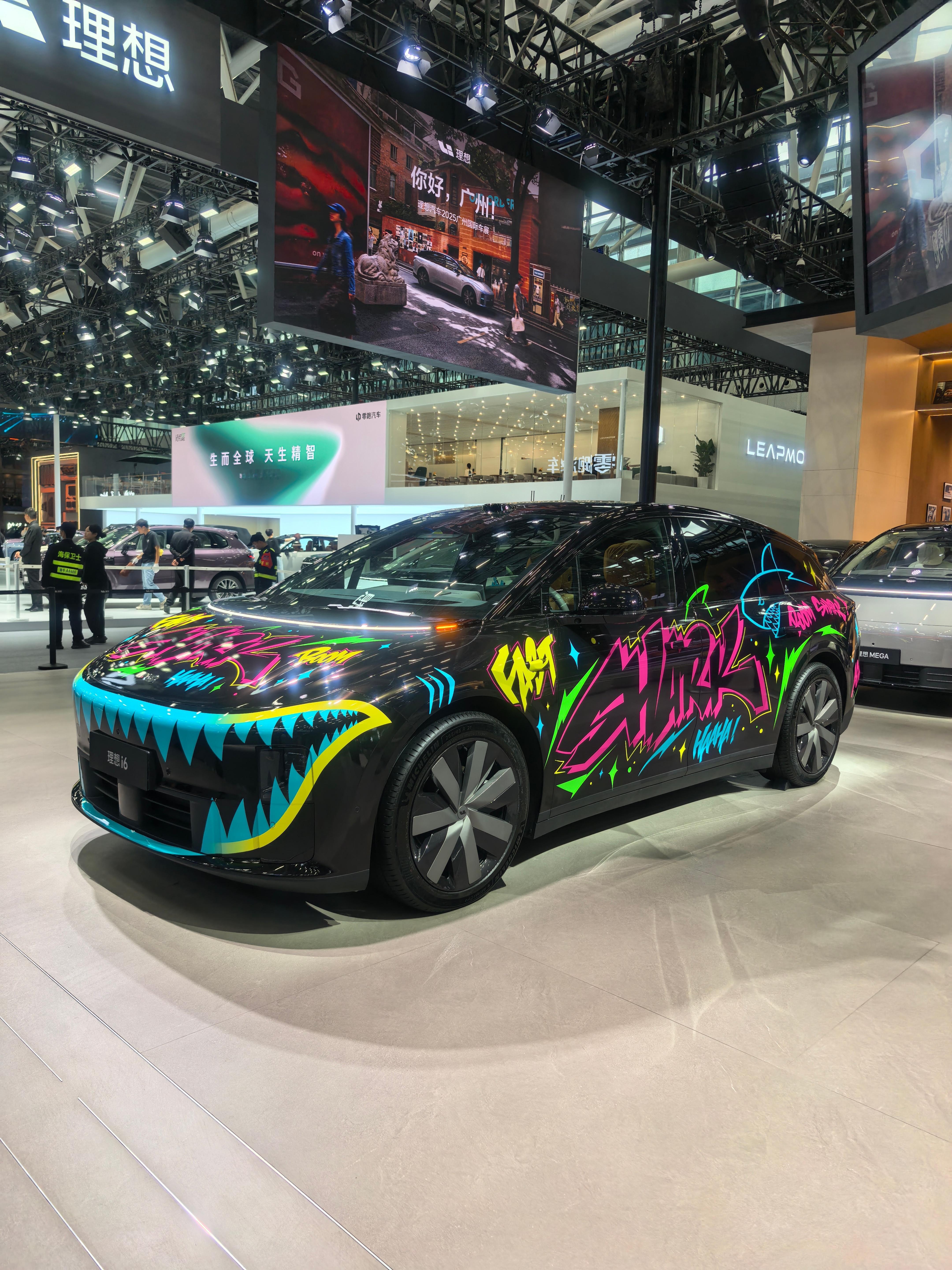 大鲨鱼改装版，别说，这台理想i6真帅啊。