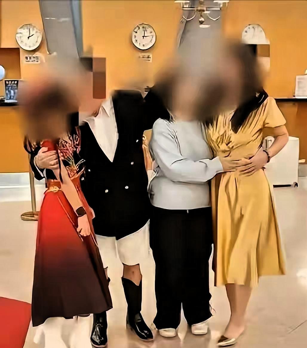 那个继父可能也没想到，
自己随手发的一段视频，不仅让全网紧张了半个多月，也将重组