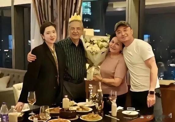 8岁那年，尼格买提被父亲“弄丢”在陌生的街道上。
父亲热合曼就藏在拐角后面看着。