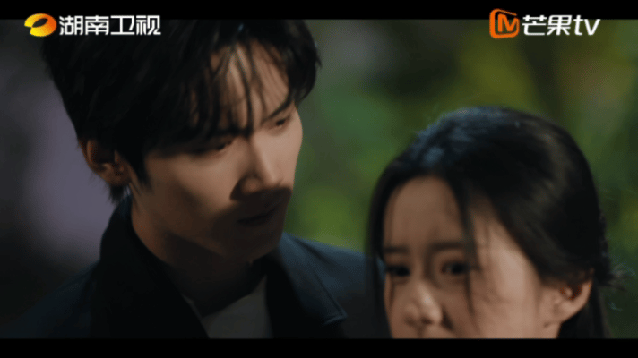 包上恩周柯宇新剧烟花吻 炽夏这段山顶烟花名场面氛围感直接封神，面对沉默不语的周挽
