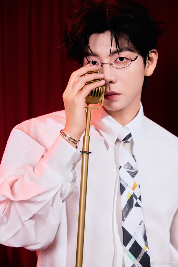 胡夏宁桓宇披4超长售后 谁还没为披4“宁夏友情”破防！舞台上是默契合唱的搭档，舞