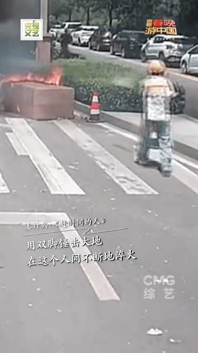 跟着春晚游中国推广曲MV跟着春晚游中国跟着春晚谱写生活诗篇从盛大春晚舞台下沉到街
