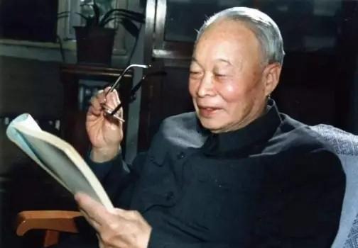 1926年秋天，北京孔德学校的体育课上，一个结实的少年正在单杠上做引体向上，“钱