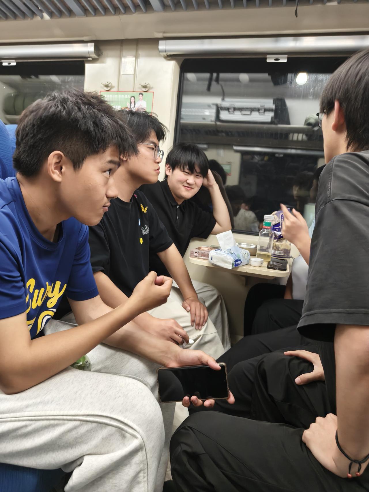 如今的大学生周末都热衷于爬山。我坐火车返程时，发现车上年轻人很多。和他们交谈后得