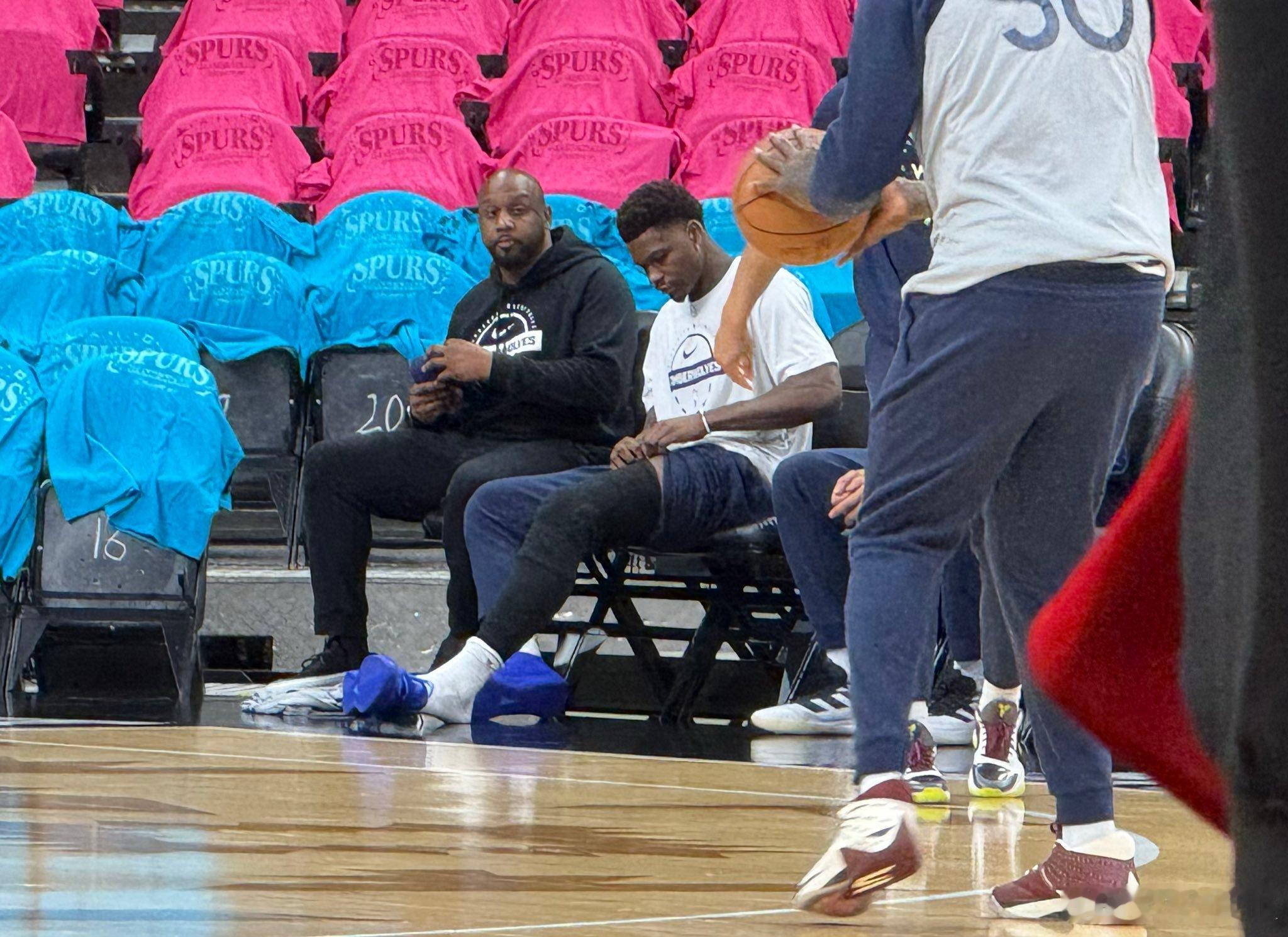 投篮训练结束后，爱德华兹左膝戴着护腿。森林狼vs马刺nba