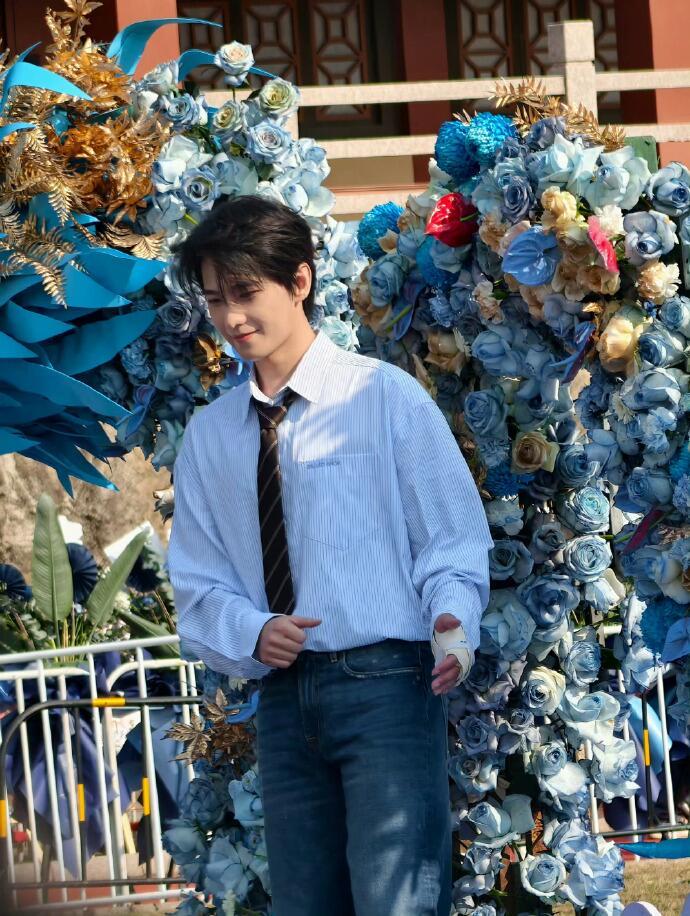 杨洋发文回应手部骨折这事还挺圈粉的。2月22日他在社交平台上说骨折是意外，还让大