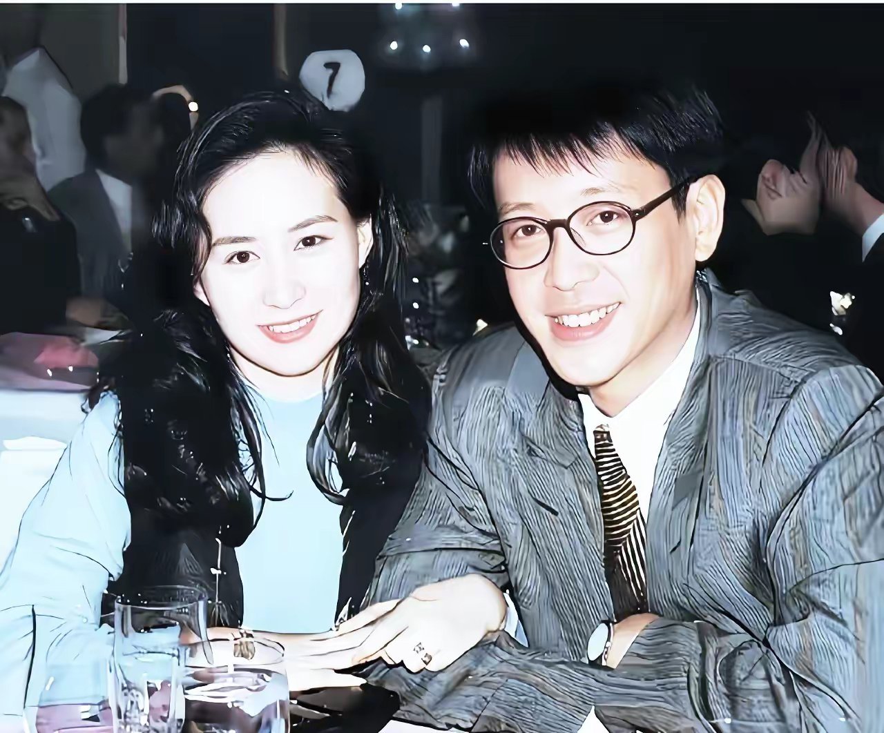 这是何超琼与许晋亨刚新婚不久后在餐桌上留下的一张合影，拍摄于上世纪九十年代初。男