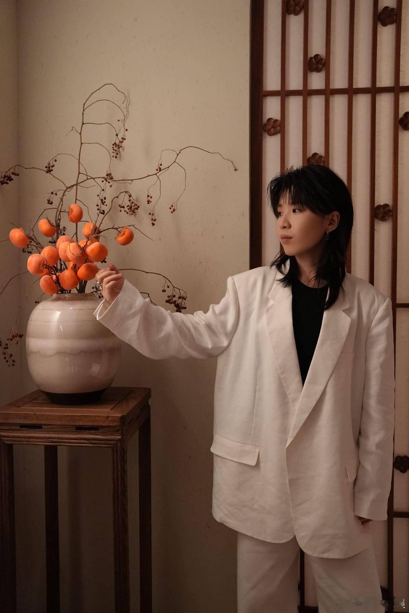 #房东的猫黑白复古摩登造型# 黑白复古摩登造型下的房东的猫，绽放出独特的艺术魅力