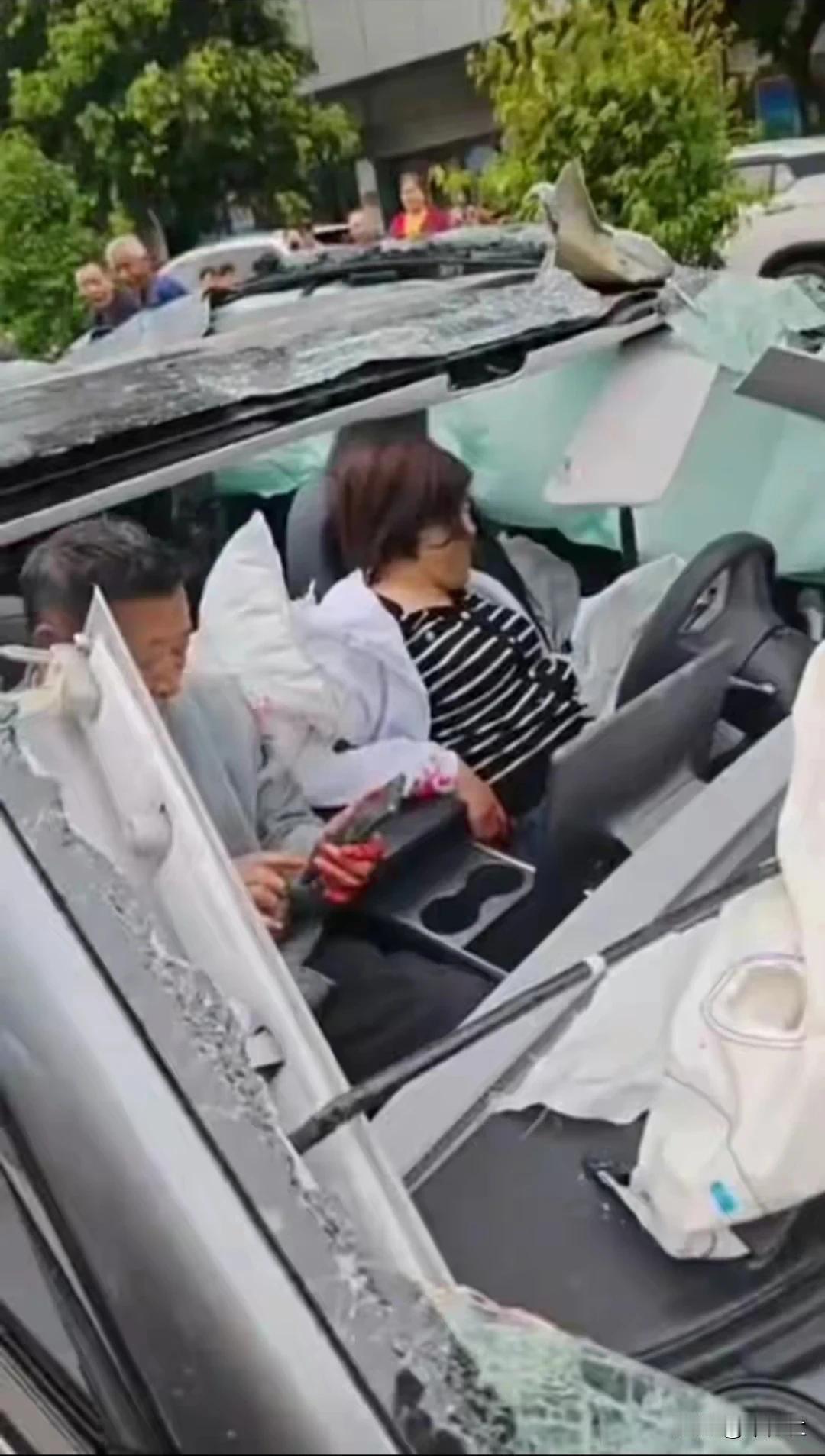 以一场车祸评好坏
其实是挺傻的一件事
这才几天，江西赣州车祸翻滚几圈人没事
现在