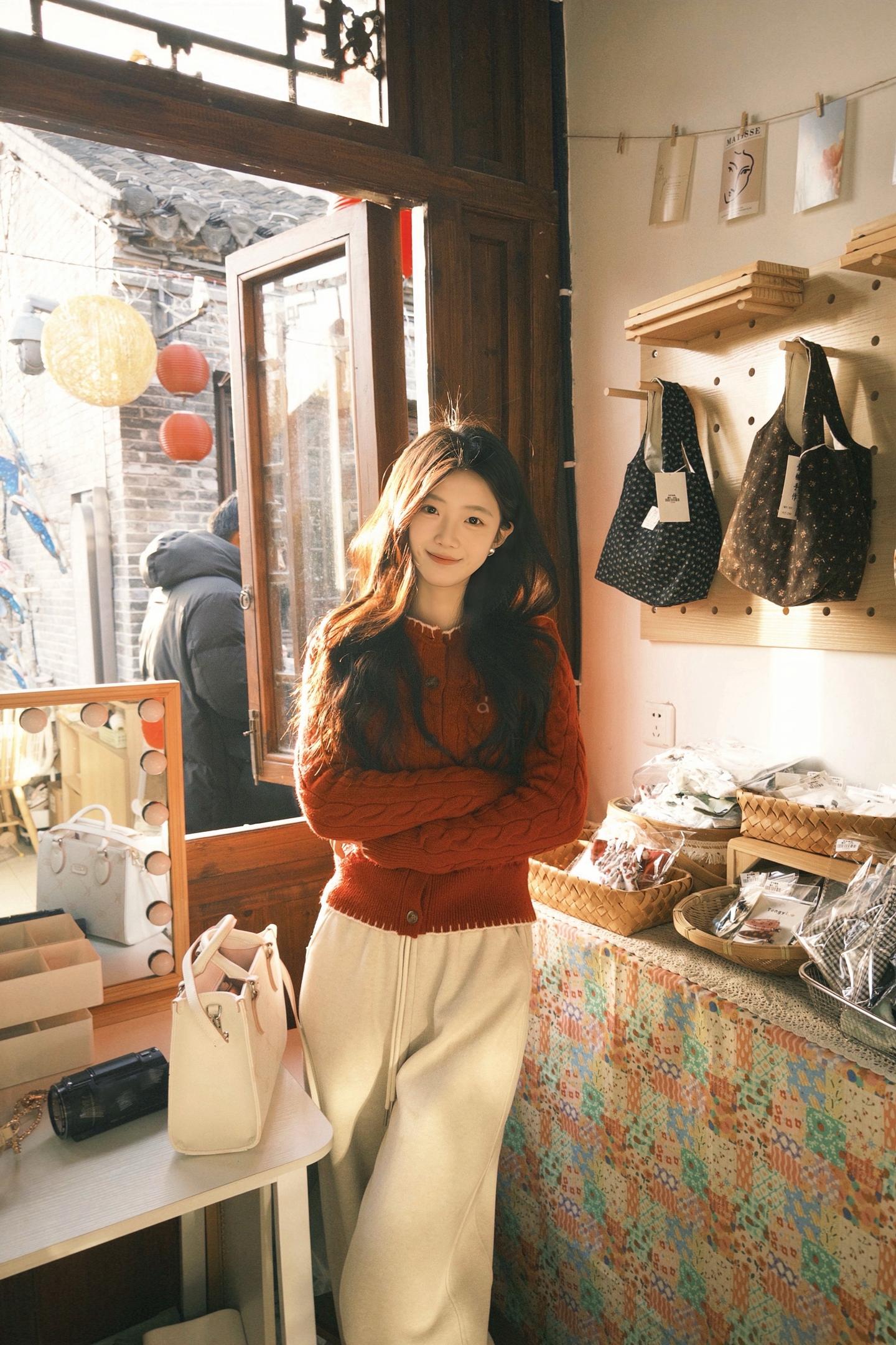 阳光照进窗户。