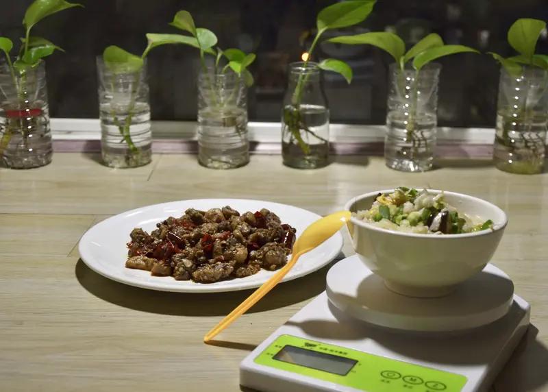 5个养生好习惯。作为中年人，我要努力做到

1、坚决不熬夜
2、定时定量用餐，吃