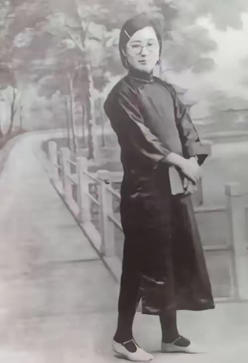 1963年，女作家聂华苓的母亲大限将至，她颤声说：“妈临死前，只求你一件事，离婚
