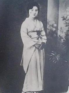 日本侵华战争期间，井上千代子的丈夫接到了前往中国参战的命令，厌倦战争的丈夫十分沮