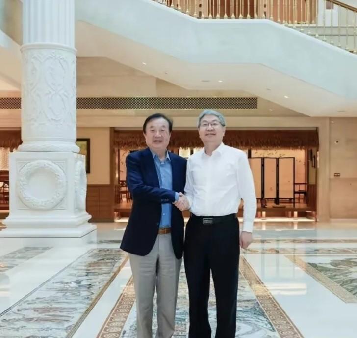 10月16号，华为的老总任正非和奇瑞的董事长尹同跃在深圳见了面。这两位都是做企业